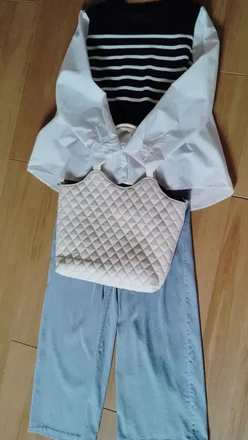 화이트 퀼팅 백과 의류 세트