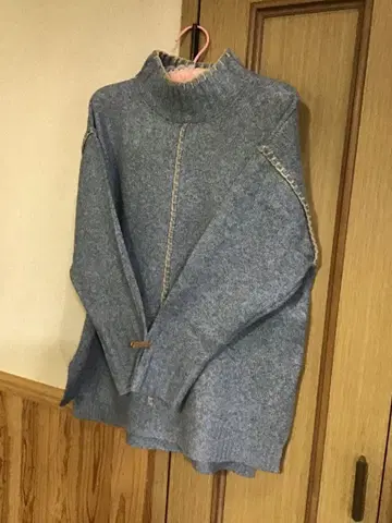 하이넥 스웨터 블루 깔끔한 블루입니다
