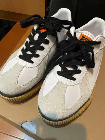 새상품급 오니츠카타이거 DELECITY 23.5cm