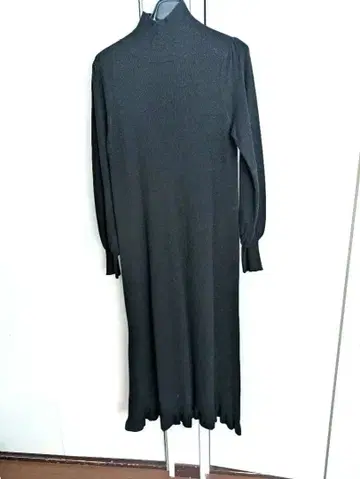 [아모와르카프리스] 밑단 프릴 리브 니트 원피스