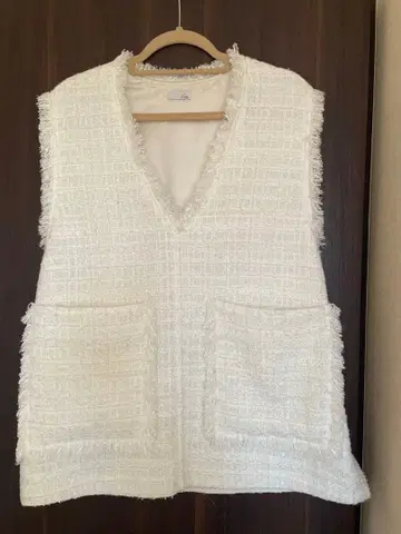 엠 도트 트위드 베스트