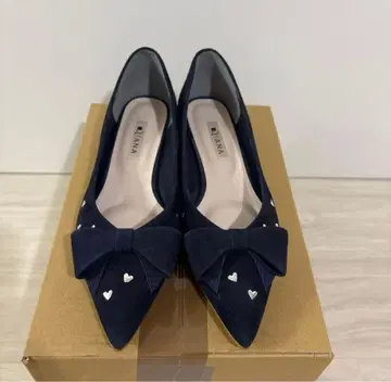 네이비 리본 포함 플랫슈즈