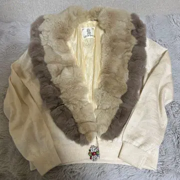 퍼가 달린 크림색 가디건