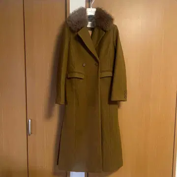 퍼 달린 브라운 롱 코트