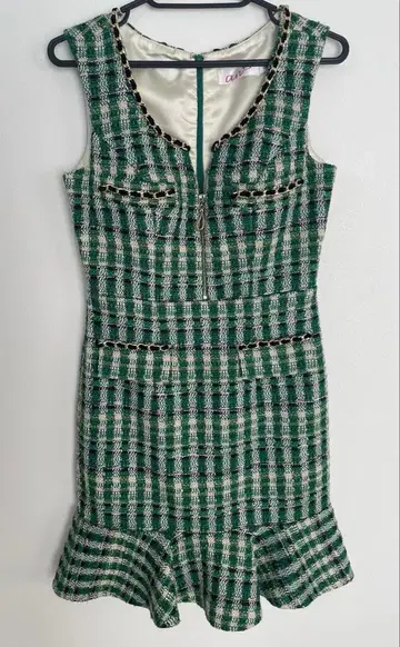 an 그린과 화이트 체크 무늬 슬리브리스 드레스