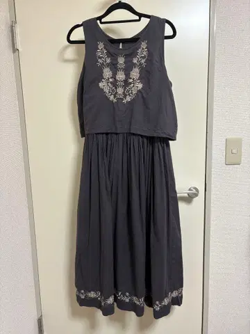 자수 장식 슬리브리스 원피스