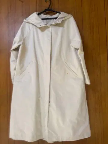 화이트 후드 부착 트렌치코트