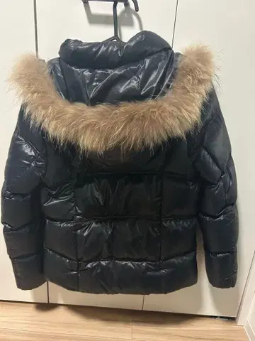 퍼 달린 블랙 다운 자켓