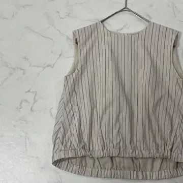 Apuweiser-riche 절개 스트라이프 슬리브리스 블라우스 1