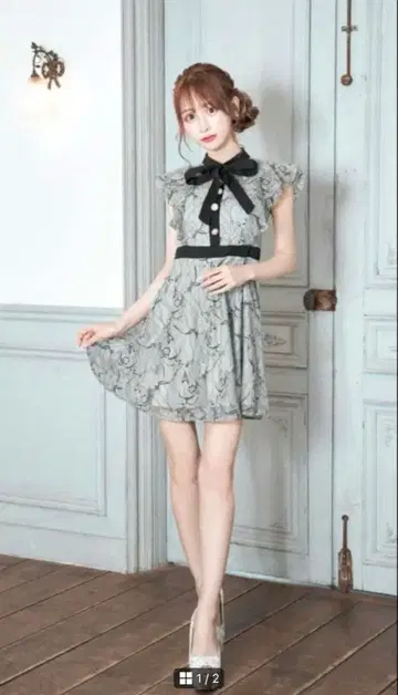 프릴 리본 포함 그레이 무릎 기장 원피스