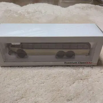 Premium ClassiXXs 미니카 크림색과 브라운