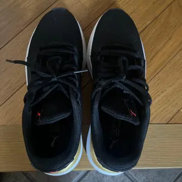 PUMA 블랙 골드 스니커즈