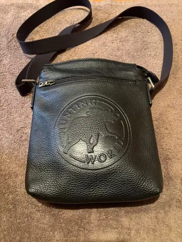 가죽 숄더백 엠보싱 로고 블랙