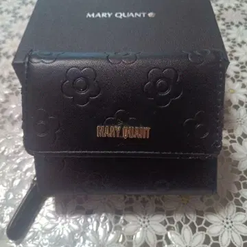 MARY QUANT 꽃무늬 엠보싱 3단 폴더형 지갑 데이지 패턴