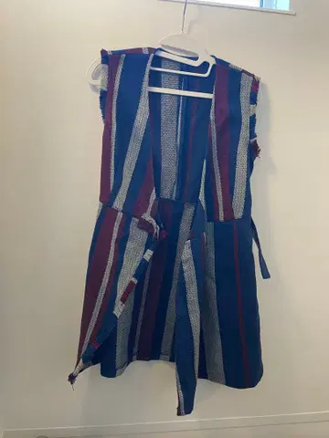 스트라이프 슬리브리스 무릎 기장 원피스