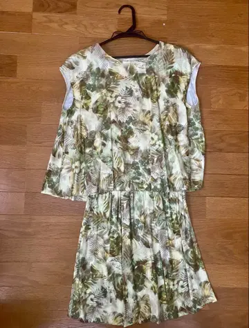 Carlife 멜로즈 꽃무늬 셋업 (상의+스커트)