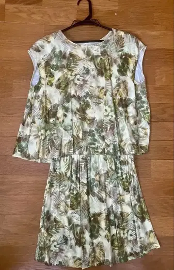 Carlife 멜로즈 꽃무늬 셋업 (상의+스커트)