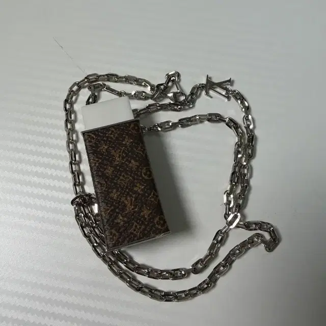 루이비통 모노그램 BTS 지우개 목걸이