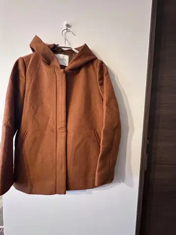 후드 부착 브라운 코트
