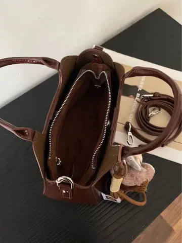 브라운 가죽 숄더백 봉제 인형 포함