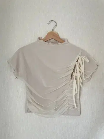 Uenui 베이지 반팔 상의 드레이프 디자인