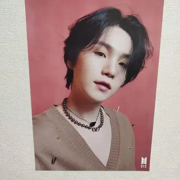 BTS 포스터 초상화 핑크 배경 슈가님