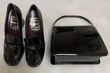 블랙 에나멜 로퍼와 핸드백 세트