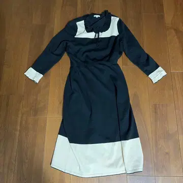 블랙과 아이보리 무릎 기장 원피스