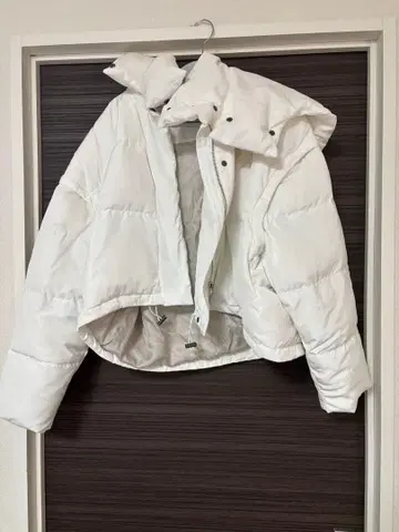 GYDA 화이트 숏 기장 다운 자켓 후드 부착