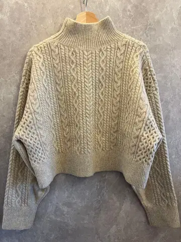 미라 오웬 숏 케이블 니트 풀오버