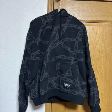 XLARGE 체인 패턴 후드티 블랙