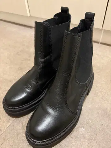 ENESS 블랙 사이드 고어 부츠 통굽 가죽 이탈리아제
