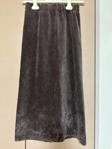 다크 그레이 코듀로이 타이트 스커트