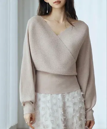SAISON DE PAPILLON 베이지 V넥 랩 니트