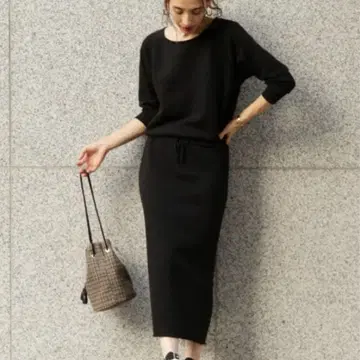 블랙 타이트 스커트 슬릿 포함