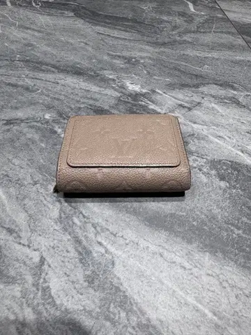 베이지 가죽 이단 접이식 지갑