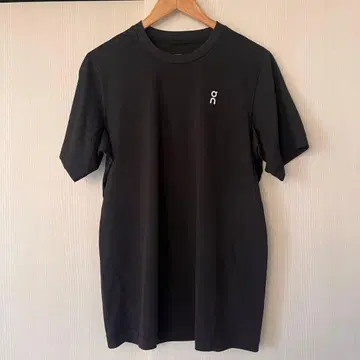 On Active-T 블랙 심플 T셔츠 M 사이즈