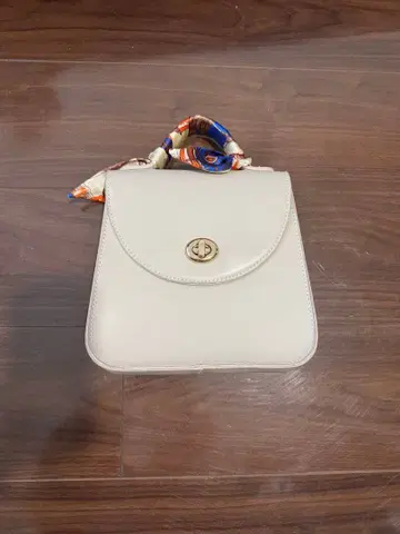 아이보리 스카프 포함 핸드백