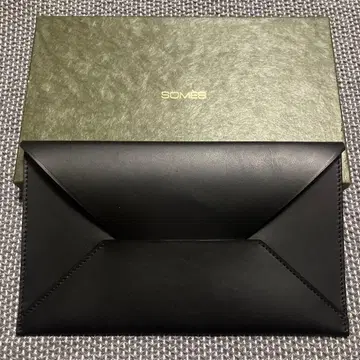 소메스 안장 블랙 컬러 가죽 레터 케이스