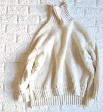 투모로우랜드 맥피 고급 캐시미어 울 하이넥 니트 화이트