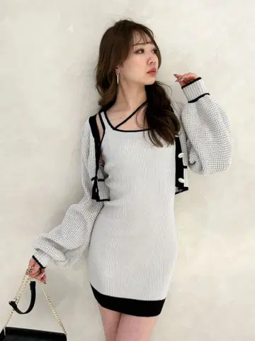 립서비스 슬리브리스 미니 원피스와 가디건 앙상블 라이트 그레이 새상품급