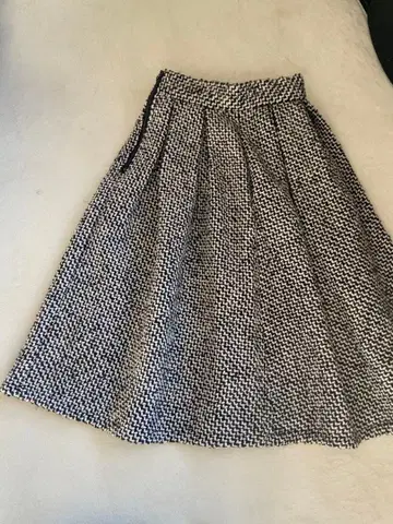 플레어 스커트 화이트 블랙 트위드 무릎 기장 스커트