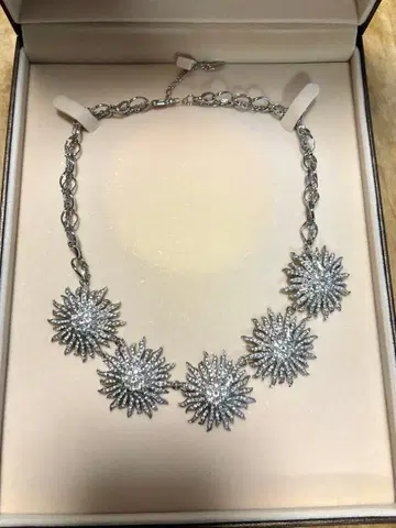 Grosse 플라워 모티브 크리스탈 목걸이