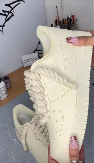 크림색 스니커즈 로프 슈레이스