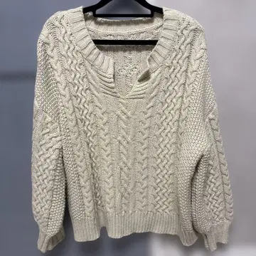 크림색 케이블 니트 스웨터 긴팔