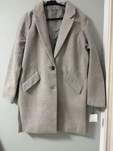 그레이 색상의 두꺼운 소재 체스터 코트