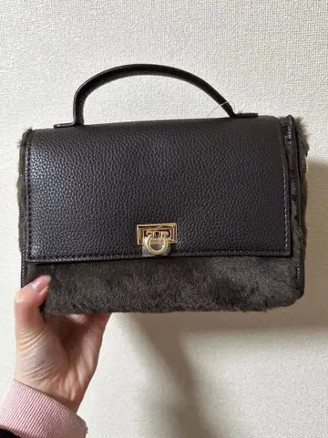 다크 브라운 가죽 퍼 숄더백