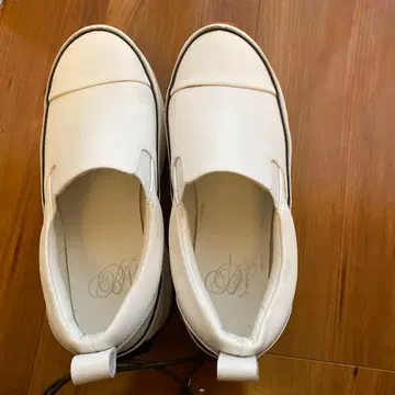 #비어즐리 화이트 통굽 슬립온