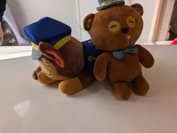 파우 패트롤의 체이스 봉제 인형과 파란 모자를 쓴 곰 봉제 인형