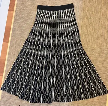 기하학 패턴 플리츠 스커트